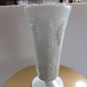 VTG WESTMORELAND WHITE VASE GRAPES VINES